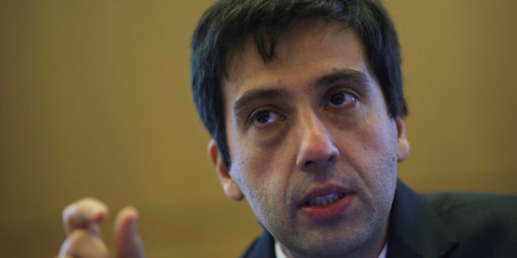 BC ignora cenários amid incertezas globais e prioriza estabilidade 14 O diretor de política econômica do Banco Central do Brasil, Diogo Guillen, participa de uma coletiva de imprensa na sede do Banco Central do Brasil, em Brasília, em 27 de março de 2025. REUTERS/Adriano Machado