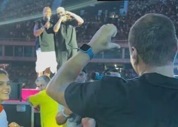 Belo surpreende e se declara para Denilson em show de Thiaguinho