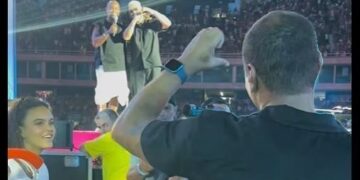 Belo surpreende e se declara para Denilson em show de Thiaguinho