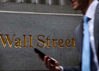 Bolsas dos EUA despencam após críticas de Trump a Powell