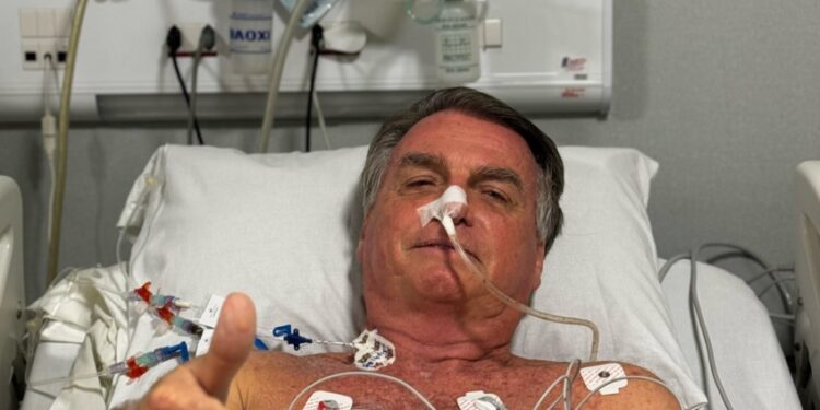 Bolsonaro melhora, mas segue na UTI sem alta prevista 14 Bolsonaro tem boa evolução clínica, mas permanece na UTI sem previsão de alta