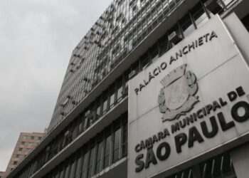 Câmara aprova aumento de 2,6% para servidores, gera tumulto