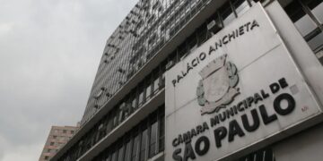 Câmara aprova aumento de 2,6% para servidores, gera tumulto