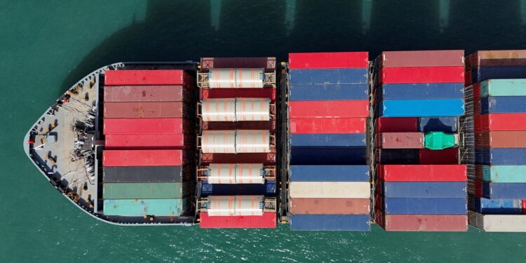 Casa Branca considera cortar tarifas da China nas negociações 14 Navio cargueiro no terminal de contêineres do porto de Kwai Tsing, em Hong Kong, em 16/04/2025. REUTERS/Tyrone Siu