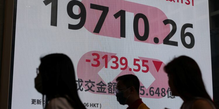 Uma tela exibindo o índice Hang Seng de fechamento no distrito Central, em Hong Kong, China, 7 de abril de 2025. REUTERS/Tyrone Siu