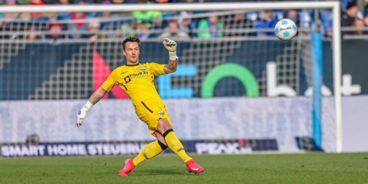 Riemann, goleiro do Paderborn, da segunda divisão da Bundesliga • Divulgação/Bundesliga