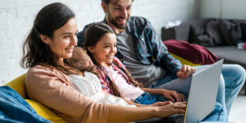 Consumo das famílias volta a cair em abril, aponta CNC