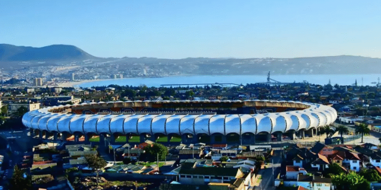 Coquimbo: Cruzeiro e Palestino em campo e tremores de terra 14 Estádio Municipal Francisco Sánchez Rumoroso, em Coquimbo • Reprodução