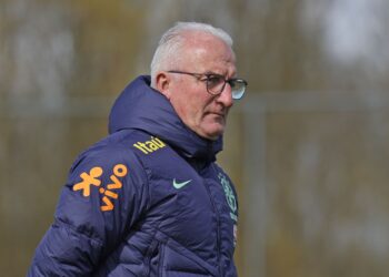 Corinthians e Dorival Júnior: negociação salarial em crise