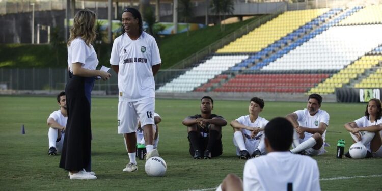 Craques globais realizam seletivas para jovens talentos no Brasil 14 Ronaldinho Gaúcho participa de programa que promove seletivas para jovens atletas no Brasil • Divulgação/Manuel do Bruxo