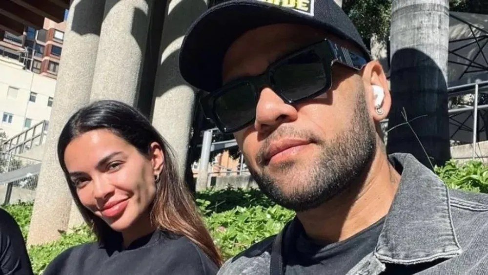 Daniel Alves: Esposa mostra primeira imagem do filho; veja! Daniel Alves Esposa mostra primeira imagem do filho veja.webp