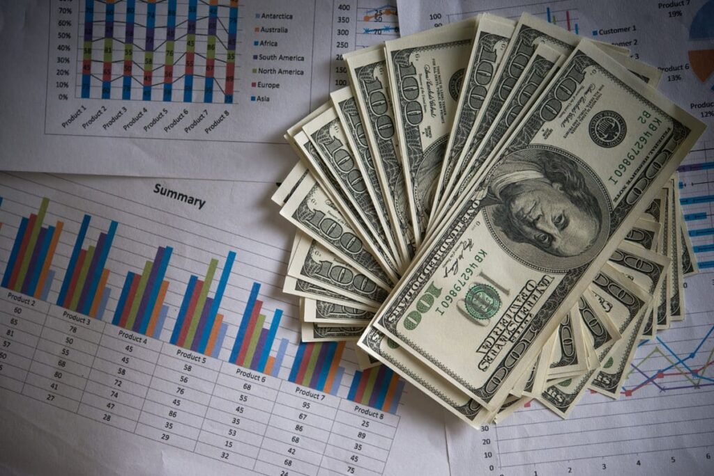 Dólar tem maior queda em meses e estimula aumento de gastos de brasileiros no exterior Dolar 2 1 1 1