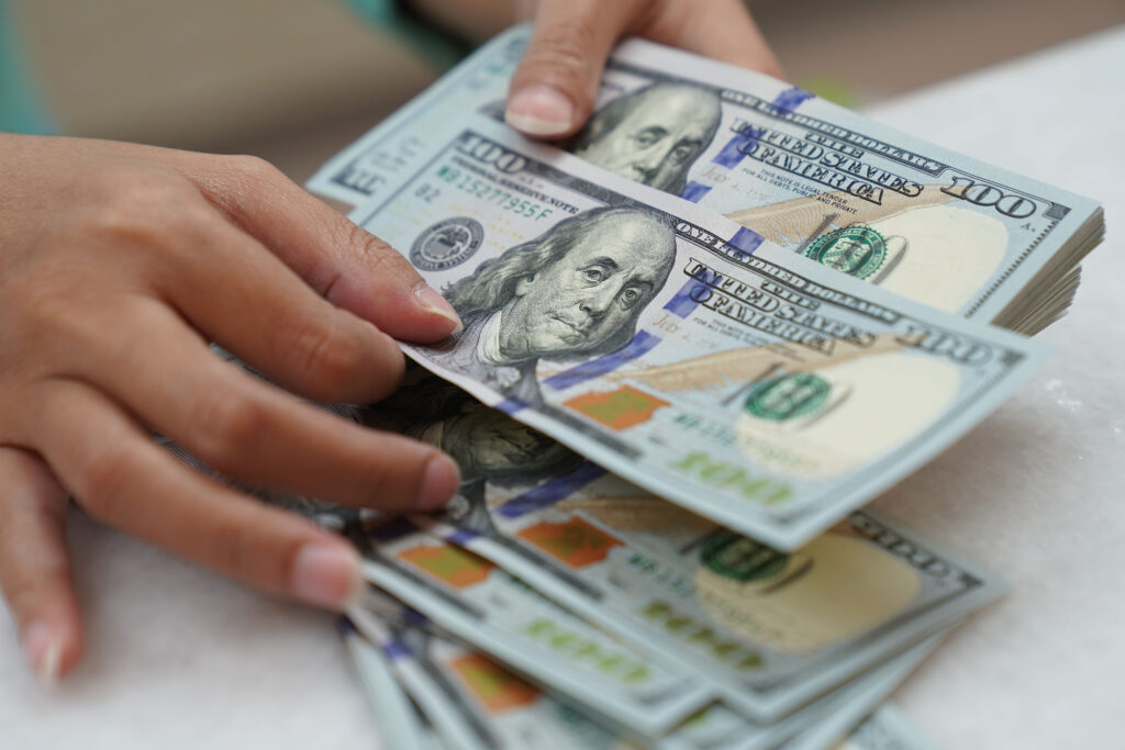 Dólar despenca 1% e se aproxima de R$ 5,70 com Trump atacando Fed Dolar despenca 1 e se aproxima de R 570 com