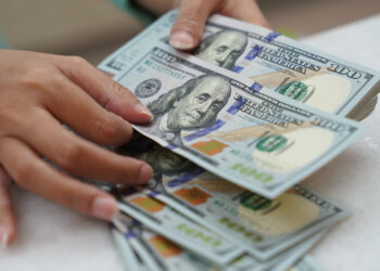 Dólar despenca 1% e se aproxima de R$ 5,70 com Trump atacando Fed