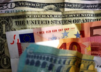 Dólar despenca e atinge menor valor desde 2022