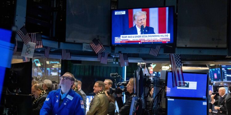 Dow Jones Futuro Avanço Após Trump Apoiar Fed 14 Wall Street vê o melhor começo para um presidente dos EUA desde 1985. (Foto: Reprodução/ Bloomberg)