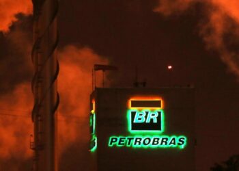 Explosão na Petrobras: 11 feridos em plataforma no Brasil.