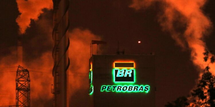 Explosão em plataforma da Petrobras deixa 11 feridos, diz sindicato de petroleiros