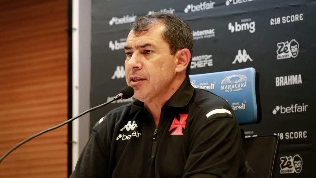 “Fábio Carille descarta rumor e reafirma foco no projeto atual” Fabio Carille descarta rumor e reafirma foco no projeto atual