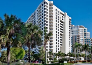 Imagem condomínio builder de alto padrão com palmeiras à frente - Fundo imobiliário