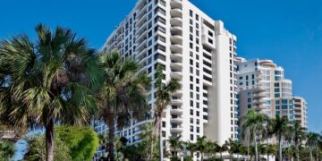 Fundos Imobiliários em Alta: Oportunidades de Investimento em 2025 5 Imagem condomínio builder de alto padrão com palmeiras à frente - Fundo imobiliário