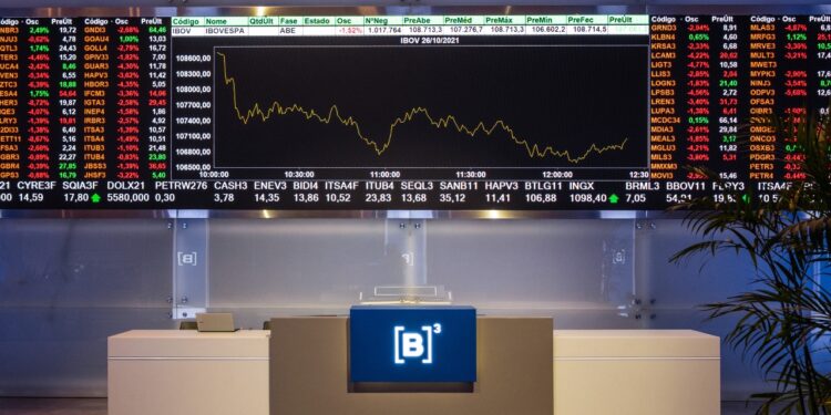 Ibovespa Futuro sobe com atenção a diretores do BC e balanços; tarifas seguem em foco