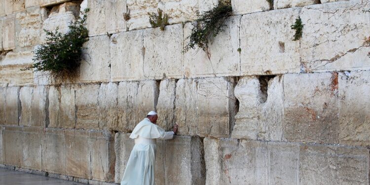 O papa Francisco toca as pedras do Muro das Lamentações, local de oração mais sagrado do judaísmo, na Cidade Velha de Jerusalém
26/05/2014
REUTERS/Ronen Zvulun
