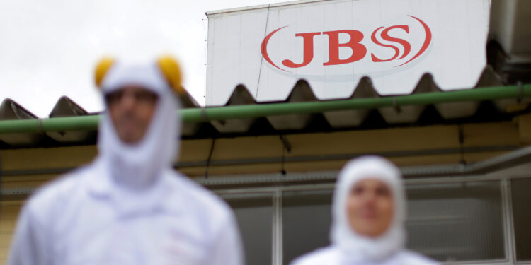 JBS agenda assembleia sobre dupla listagem para 23/05 14 Funcionários da JBS na cidade de Lapa, no Paraná
21/03/2017
REUTERS/Ueslei Marcelino