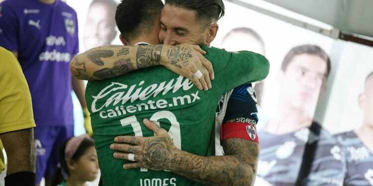 James Rodríguez e Sergio Ramos: Craque expulso no México! 14 James Rodríguez e Sergio Ramos se abraçaram antes do duelo pelo Mexicano • Divulgação/León