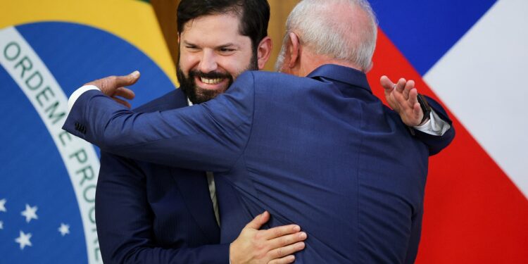 Lula e Boric se abraçam no Palácio do Planalto
22/04/2025
REUTERS/Adriano Machado