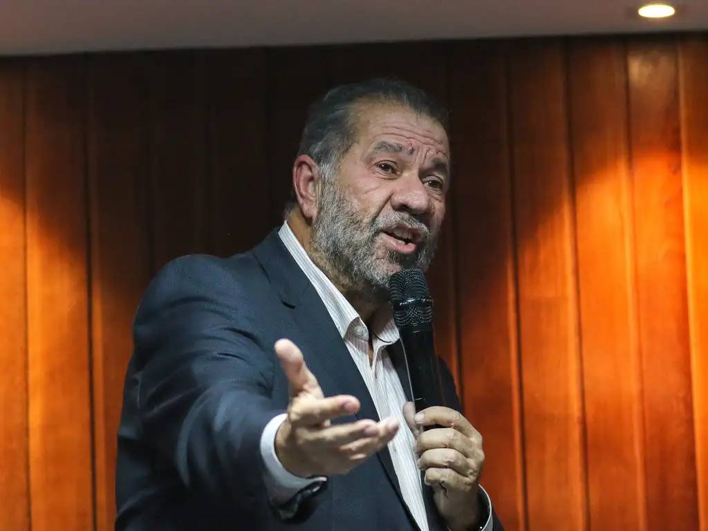 Lupi reafirma permanência no Ministério após saída do INSS Lupi assume responsabilidade pela indicacao do presidente do INSS.webp