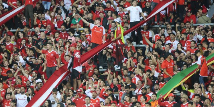 Narrador uruguaio ofende torcedores do Inter no Beira-Rio 14 Torcida do Inter durante o jogo contra o Nacional, no Beira-Rio, pela Libertadores • Flickr/Internacional