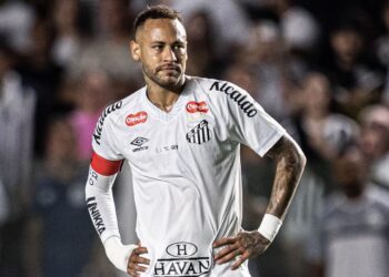Neymar se projeta como técnico e escala time dos sonhos