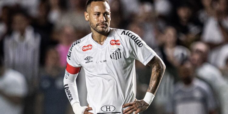 Neymar se projeta como técnico e escala time dos sonhos 14 Neymar em campo durante jogo Santos x Atlético-MG • Raul Baretta / Santos FC