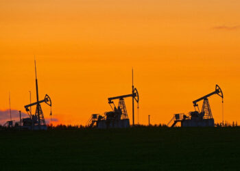 Opep+ analisa novo aumento na produção de petróleo; preços caem