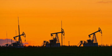 Opep+ analisa novo aumento na produção de petróleo; preços caem