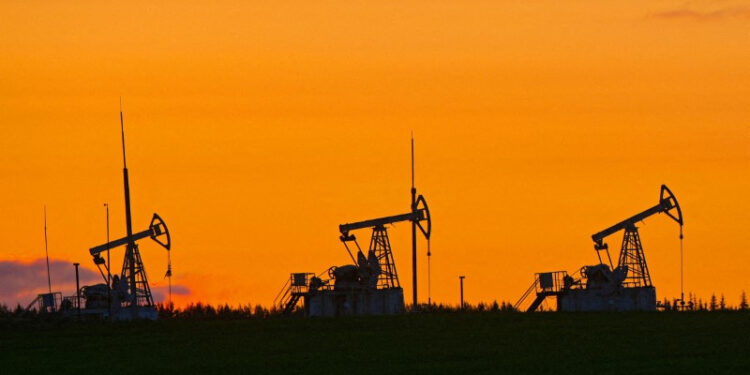 Opep+ vai avaliar outro aumento na produção de petróleo, dizem fontes; preços caem