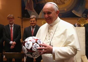 Papa Francisco e ídolos do futebol: Clique nas melhores fotos!