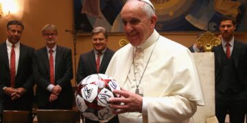 Papa Francisco e ídolos do futebol: Clique nas melhores fotos!