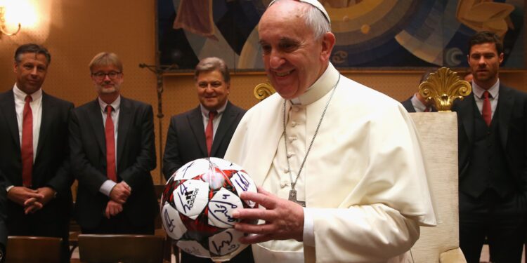 Querido no esporte: veja fotos do Papa Francisco com ídolos do futebol