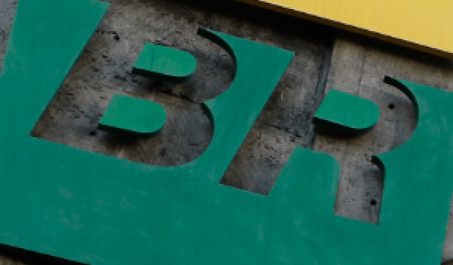 Petrobras descumpre ordem da ANP para desocupar plataforma após incêndio em Campos