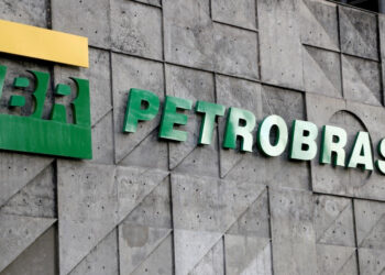 Petroleiros internados após explosão em plataforma da Petrobras