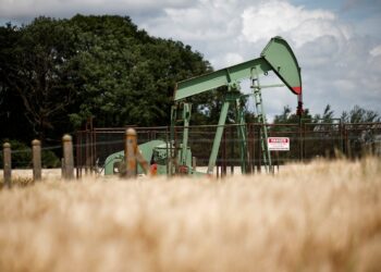Petróleo avança 2% com sanções ao Irã e alta nas ações