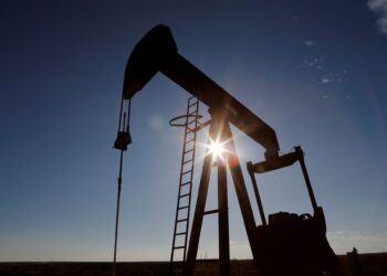 Petróleo despenca 2% com avanços nas negociações EUA-Irã
