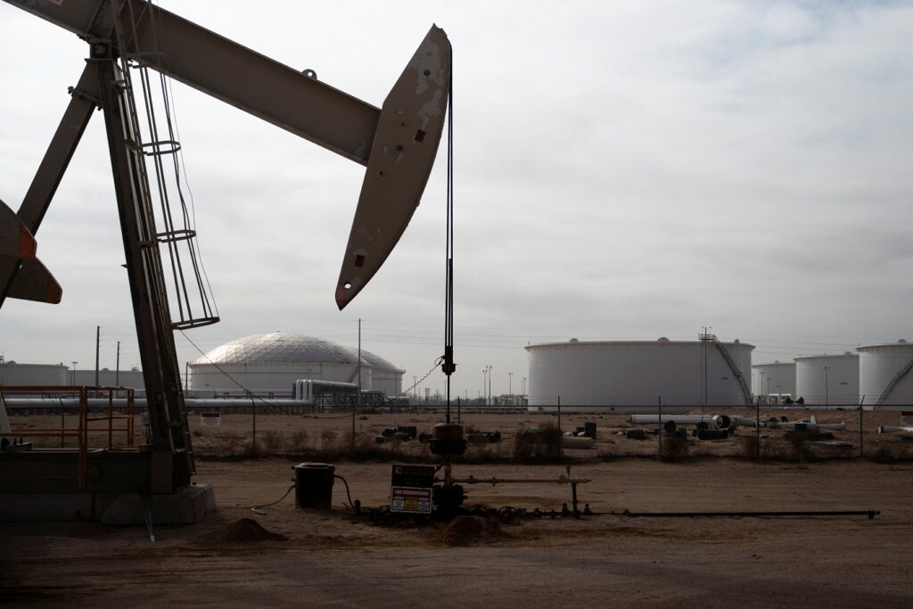 Petróleo sobe com dólar em baixa e dados econômicos variados Petroleo sobe com dolar em baixa e dados economicos variados
