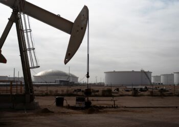 Petróleo sobe com dólar em baixa e dados econômicos variados