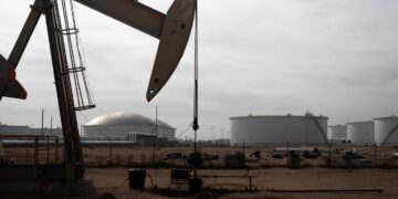 Petróleo sobe com dólar em baixa e dados econômicos variados