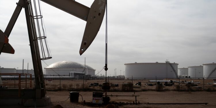 Bomba de petróleo opera em campo na Bacia do Permiano, perto de Midland, Texas, EUA
18/02/2025
REUTERS/Eli Hartman