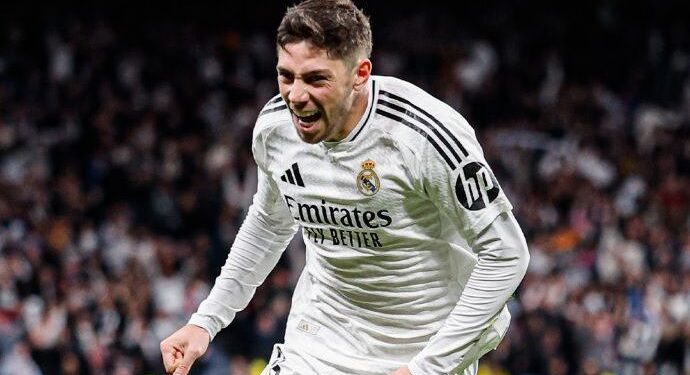 Uruguaio Valverde corre para celebrar seu gol na partida entre Real Madrid e Bilbao • Divulgação/Real Madrid