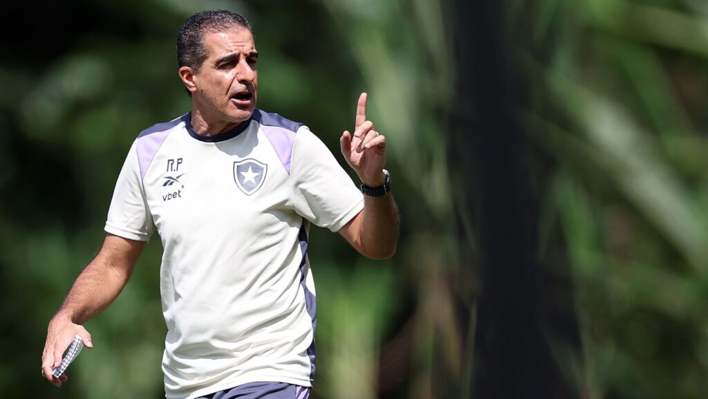 Renato Paiva encerra 2024 e analisa fase estranha do Botafogo Renato Paiva encerra 2024 e analisa fase estranha do Botafogo